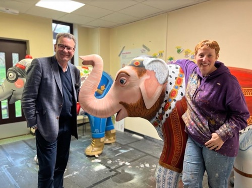 Auctioneer Richard Winterton with the firm’s sponsored elephant Henry and artist Donna Newman, who created the playful caricature of King Henry VIII.